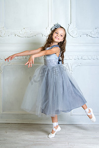 可爱芭蕾摄影照片_一个小小的可爱年轻芭蕾舞演员