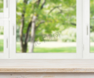 木桌在夏天窗口背景