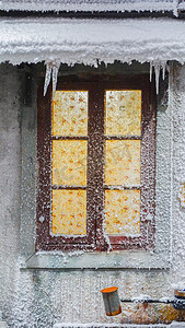 大雪窗户摄影照片_冬天雪景夜晚窗户灯光温暖摄影图配图