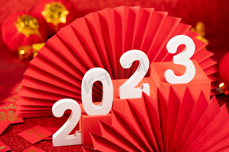 新年新春2023室内红扇子摄影图配图