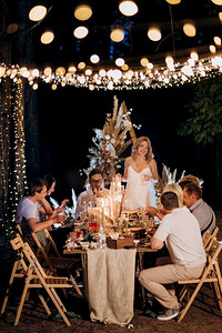 晚上在森林里用灯泡和蜡烛举行婚礼家庭聚餐