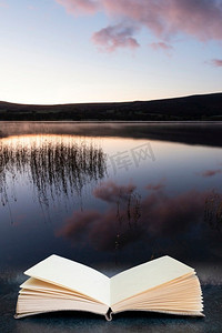 令人惊叹的日出秋天湖泊区的乌尔斯沃特景观图像出来的页面在书合成图像