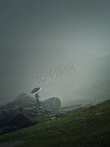 阴沉天气摄影照片_ 散步，山丘，薄雾，雾