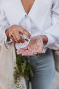 一名妇女用食品袋使用洗手液
