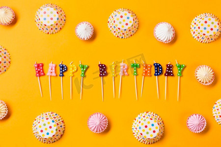 五颜六色的生日快乐蜡烛装饰aalaw波尔卡点纸蛋糕形式黄色背景