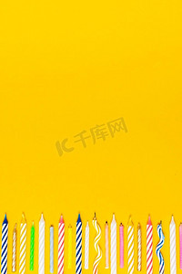 五颜六色的生日蜡烛，