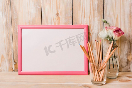 空白白色边框，粉色边框彩色铅笔，玻璃木桌