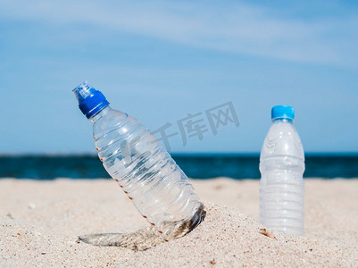 关闭塑料水瓶卡住沙滩