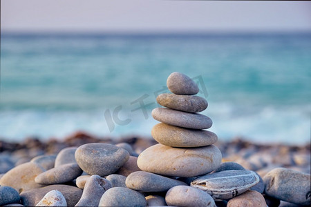 禅宗冥想放松概念背景—平衡的石头堆叠关闭在海滩。禅宗平衡石头堆在海滩上