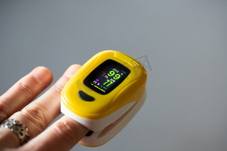 设备测量摄影照片_使用脉搏血氧计测量血液饱和度和脉搏