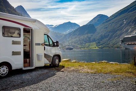 家庭度假旅行房车，度假旅行在汽车之家，大篷车度假。挪威自然风光秀丽。