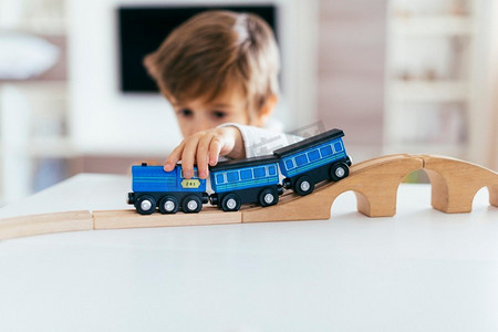 孩子玩玩具火车