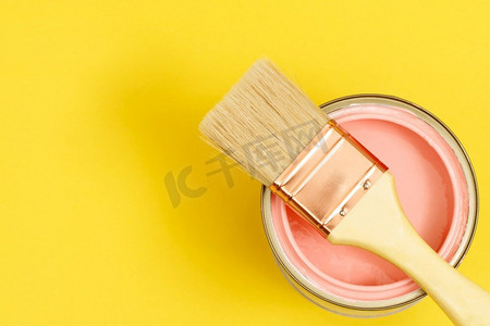 油漆罐和油漆刷以及如何选择完美的室内油漆颜色和有益健康