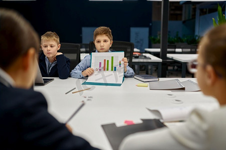 儿童上班族提供分析和收入预测。儿童IT小组参加商务会议。童工现状分析和收入预测