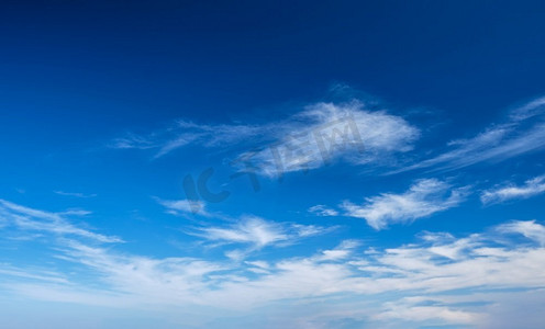 蔚蓝晴朗的天空，白色卷曲的浮云为背景。蔚蓝晴朗的天空，布满云彩