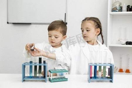 可爱的孩子科学家做实验