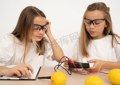 两个女孩做科学实验柠檬电