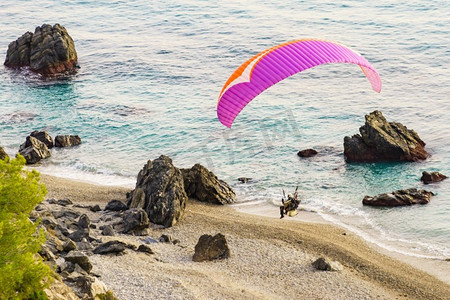 滑翔伞在海滩海岸上空飞翔。滑翔伞。极限运动..滑翔伞在海岸上空飞翔