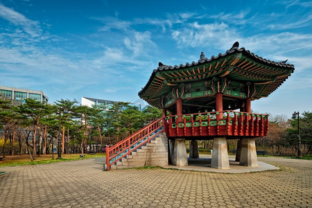韩国首尔汝矣岛公园的韩国风格的亭子。韩国首尔汝矣岛公园