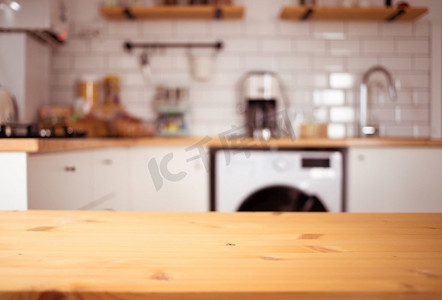 空的木桌面和模糊的厨房模型为产品展示