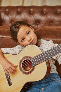 小女孩弹吉他回家4