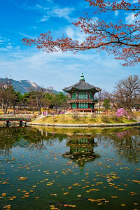 首尔建筑摄影照片_韩国首尔景福宫的香媛亭。Hyangwonjeong Pavilion，景福宫，首尔，韩国