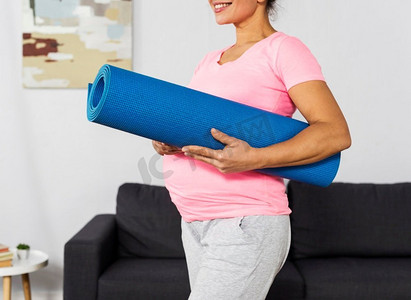 微笑孕妇抱着锻炼垫
