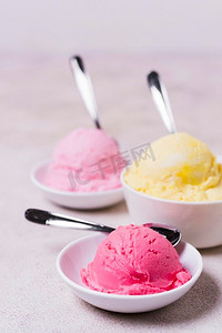 白色冰淇淋球摄影照片_冰淇淋碗