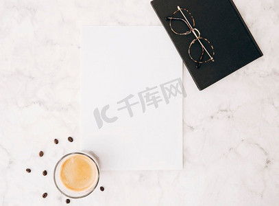 咖啡豆咖啡杯空白白纸眼镜日记大理石纹理背景