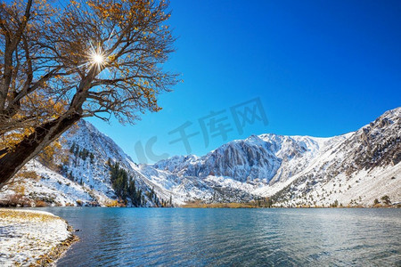 初冬字体摄影照片_美丽的自然景色在初冬山区。内华达山脉风景。美国加利福尼亚州旅游和寒假背景。