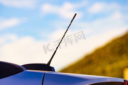 汽车车顶上的小型汽车收音机天线汽车收音机天线
