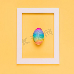 彩虹颜色复活节彩蛋里面白色边框框架黄色背景