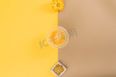 高架视图花卉柠檬凝乳蜜蜂花粉双色背景