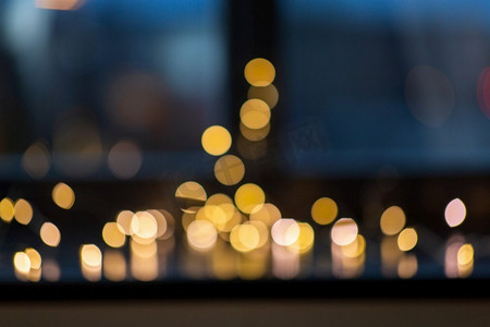 圣诞节，假日和照明概念—在黑暗中窗台上的金色灯光。黑暗中窗台上的金色灯光