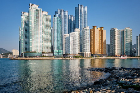 海上狂风摄影照片_韩国釜山的海上城市昂贵而有声望的住宅区摩天大楼。韩国釜山的海洋城市摩天大楼