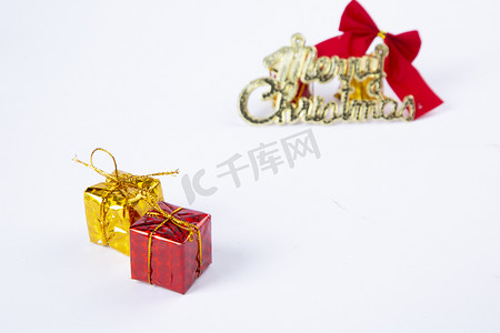 金色字母摄影照片_白底图平安夜圣诞节祝福金色字母礼物玩具