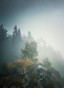 阴沉天气摄影照片_ 顶部，单人，孤独，薄雾