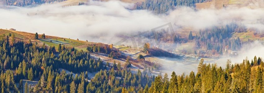 山谷摄影照片_山上的早晨，秋天的全景。喀尔巴西亚五彩缤纷的秋景，雾蒙蒙的日出。壮丽的迷雾景色，山谷，村庄，色调透视