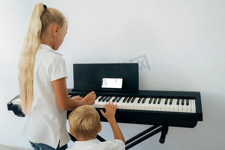 学弹钢琴的幼儿