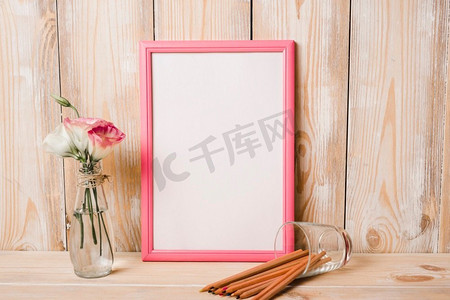 尤斯托马玻璃花瓶彩色铅笔白色相框配粉色边框木桌