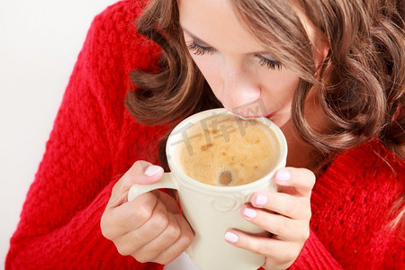 有吸引力的秋天女孩红色秋季毛衣拿着白色马克杯有咖啡温暖饮料的妇女温暖自己放松顶视图关闭