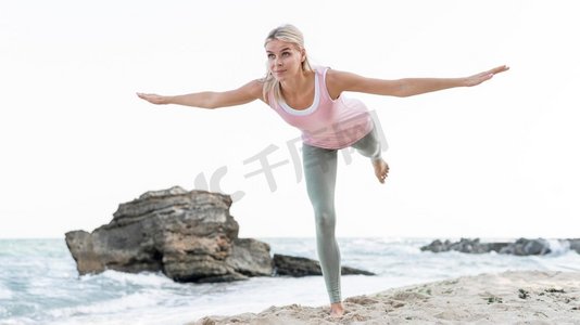 金发女郎女人做瑜伽海滩5