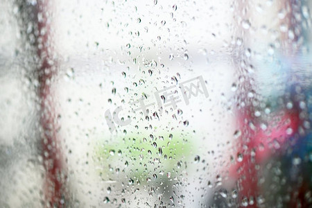 雨后玻璃摄影照片_水滴玻璃背景，自然水滴在雨后，在玻璃窗的雨滴在雨季