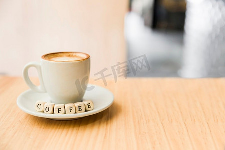 咖啡豆图标摄影照片_咖啡豆咖啡木桌