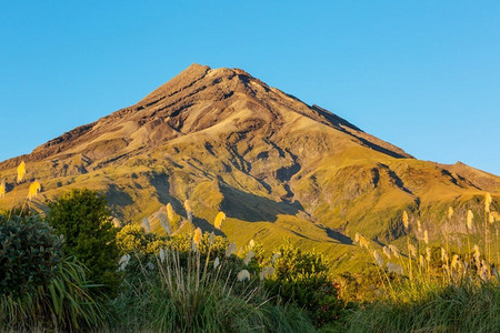 塔拉纳基山位于埃格蒙特国家公园，北岛，新西兰。美丽的自然景观