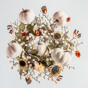 与飞行的秋天花圈、白色南瓜、干花和叶子的组成在白色背景。创意秋季悬浮概念。前视图。