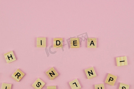 拼字游戏字母创意单词概念粉色背景