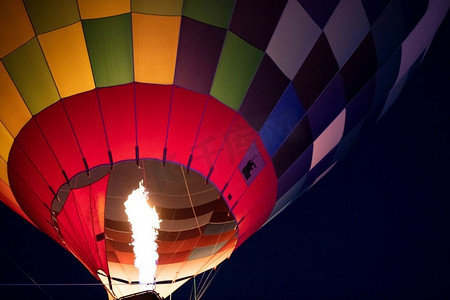 卡通云摄影照片_夜间飞行的热气球