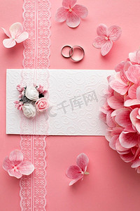 豪华婚礼概念粉红色鲜花结婚戒指