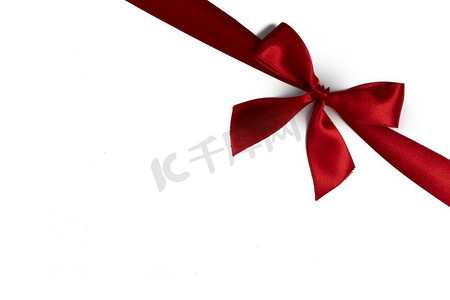 在白色背景隔绝的红色弓，生日情人节圣诞节装饰设计元素红色弓孤立在白色